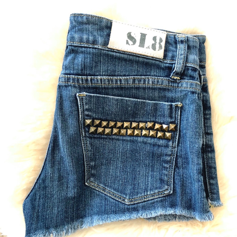 SL8 STUDDED POCKETS DENIM CUTOFF SHORTS